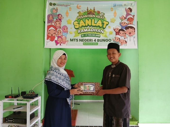 Semarak Penutupan Pesantren Ramadhan 1447 H, Kaur TU MTsN 4 Bungo Bagikan Hadiah Kuis