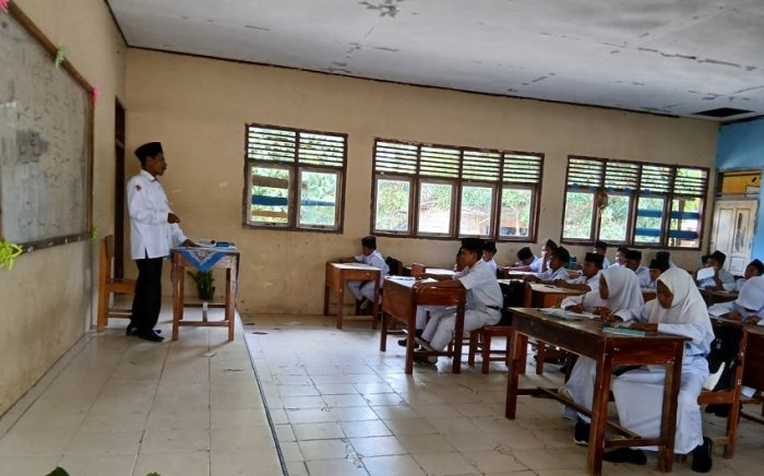 Hidupkan Cinta Bahasa Arab, Bapak Slamet Riyadi Bimbing Siswa Kelas VII A MTsN 4 Bungo Hidupkan Cinta Bahasa Arab, Bapak Slamet Riyadi Bimbing Siswa Kelas VII A MTsN 4 Bungo