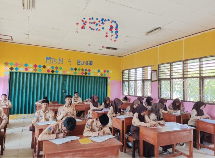 Siswa Kelas 9A MTsN 4 Bungo Lakukan Latihan Sumatif Pelajaran Bahasa Indonesia Jelang Ujian Semester Ganjil