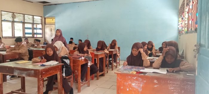 Semangat dan Disiplin Siswa VII A Terlihat Saat Mengerjakan Sumatif Matematika Semangat dan Disiplin Siswa VII A Terlihat Saat Mengerjakan Sumatif Matematika