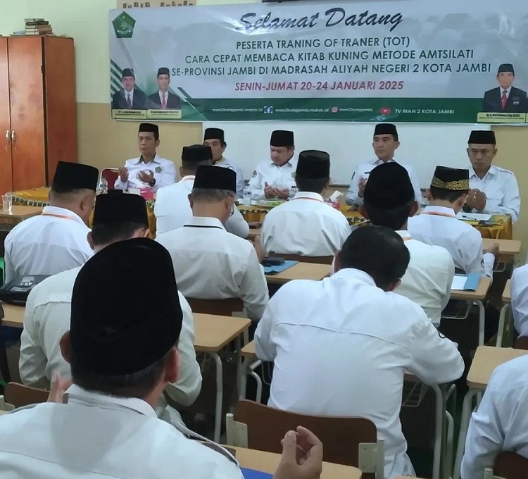 GURU MTS N 4 BUNGO IKUTI TRANING OF TRANER CARA CEPAT BACA KITAB KUNING