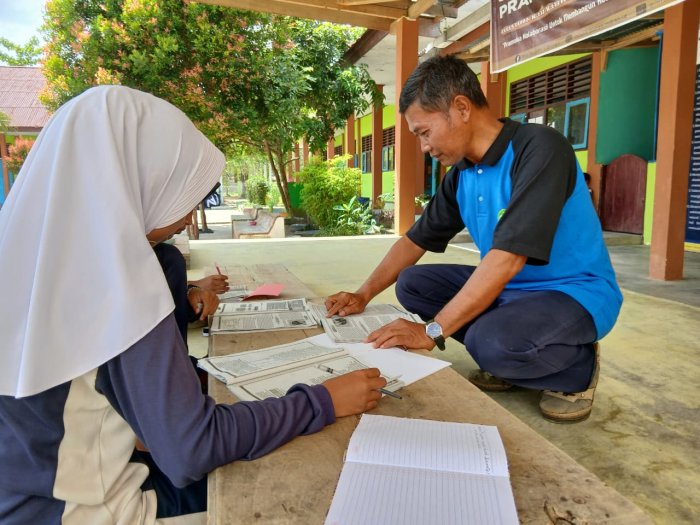 Belajar di Ruang Terbuka, Guru IPA MTsN 4 Bungo Jelaskan Sistem Koordinasi pada Manusia Belajar di Ruang Terbuka, Guru IPA MTsN 4 Bungo Jelaskan Sistem Koordinasi pada Manusia