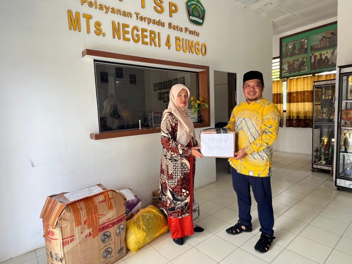 Satu Rasa, Satu Bangsa: Air Mata Kepedulian Warga MTsN 4 Bungo Disalurkan Melalui Bantuan Kemanusiaan Satu Rasa, Satu Bangsa: Air Mata Kepedulian Warga MTsN 4 Bungo Disalurkan Melalui Bantuan Kemanusiaan