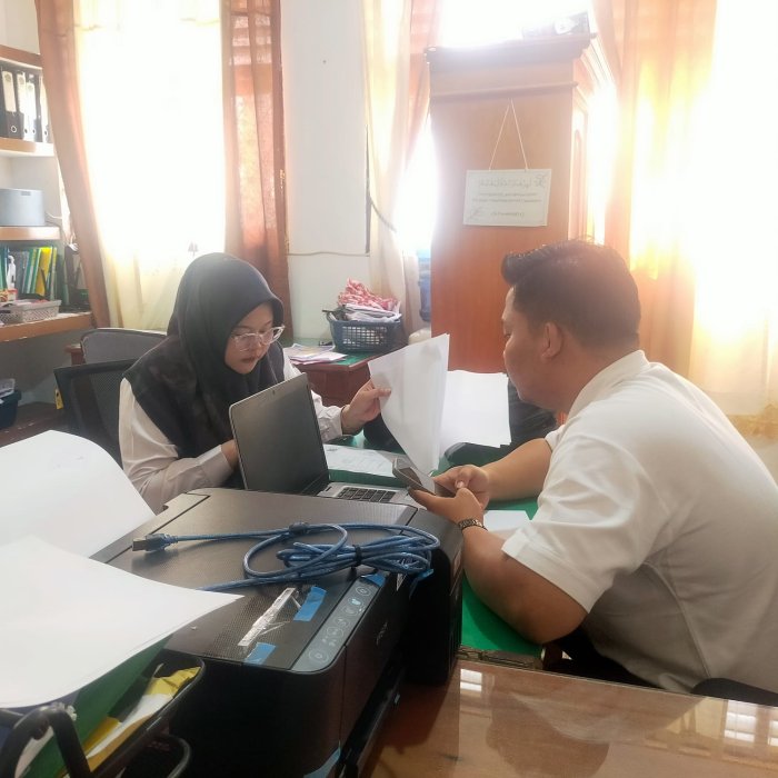 Hari Terakhir PMBM, Panitia MTsN 4 Bungo Berjibaku Verifikasi Data Calon Siswa