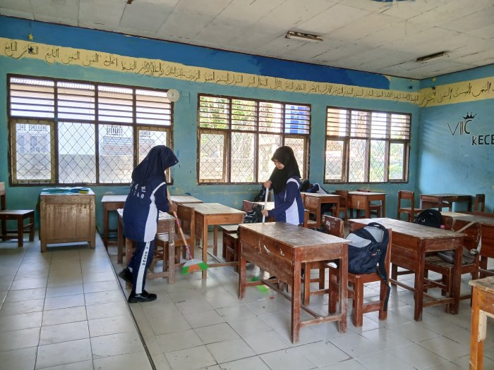 Siswa MTsN 4 Bungo Jalankan Piket Pagi, Wujudkan Lingkungan Belajar Bersih dan Nyaman Siswa MTsN 4 Bungo Jalankan Piket Pagi, Wujudkan Lingkungan Belajar Bersih dan Nyaman
