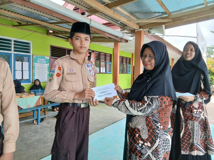 Sabet Juara 1 Voli Class Meeting, Kelas VIII B MTsN 4 Bungo Terima Penghargaan Sabet Juara 1 Voli Class Meeting, Kelas VIII B MTsN 4 Bungo Terima Penghargaan