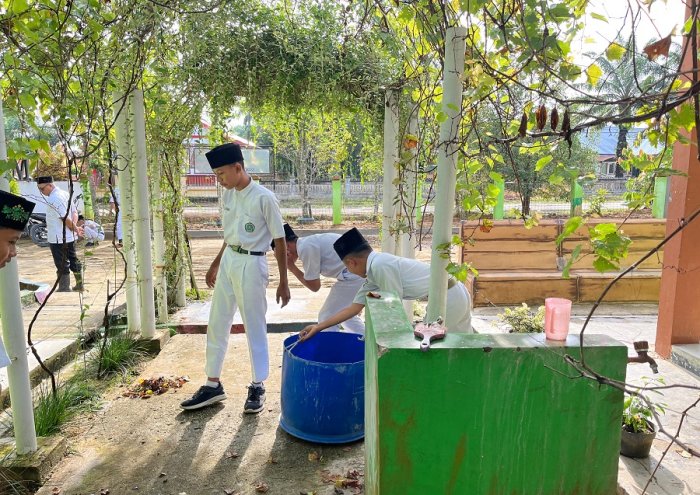 Awali Senin dengan Aksi Bersih, Siswa MTsN 4 Bungo Rapikan Kebun Madrasah