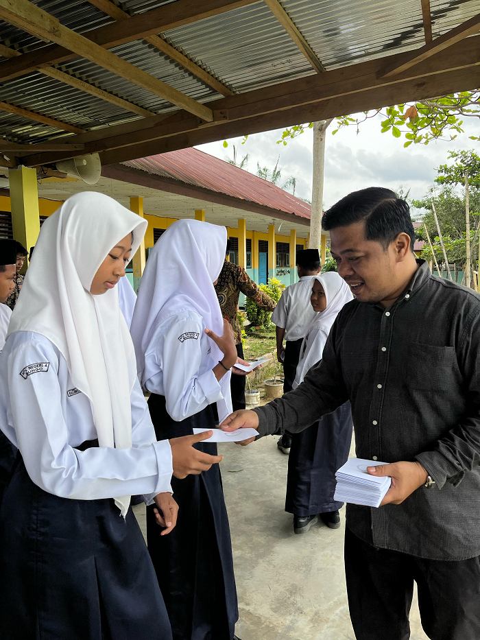 UPZ MTS N 4 BUNGO SALURKAN ZAKAT PROFESI KEPADA 74 MUSTAHIQ UPZ MTS N 4 BUNGO SALURKAN ZAKAT PROFESI KEPADA 74 MUSTAHIQ