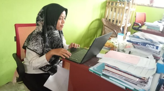 Guru MTsN 4 Bungo, Delvia, Nyatakan Berkas Supervisi Siap Diujikan di Hadapan Kepala Madrasah