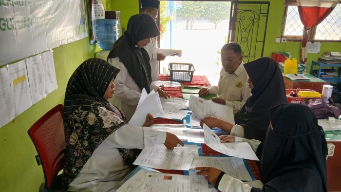 Tingkatkan Akuntabilitas Administrasi, Guru MTsN 4 Bungo Berbagi Tugas Rampungkan Berkas SKMT, SKBK, dan SKAKPT
