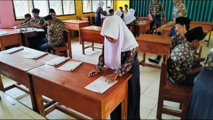Inovasi Ibu Sri Mukmini: Siswa Kelas 9A Kuasai Recount Text dengan Metode Estafet