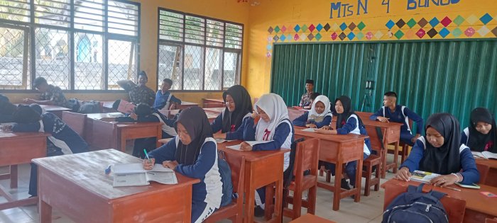 MTs N 4 Bungo Mengembangkan Kemampuan Berpikir Kritis melalui Diskusi IPS MTs N 4 Bungo Mengembangkan Kemampuan Berpikir Kritis melalui Diskusi IPS