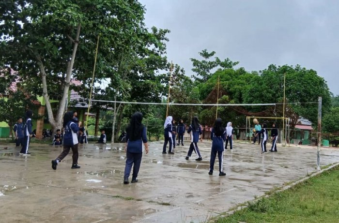 Class Meeting Memanas: Aksi Sengit Voli Putri 7A Kontra 8C Pukau Penonton Class Meeting Memanas: Aksi Sengit Voli Putri 7A Kontra 8C Pukau Penonton