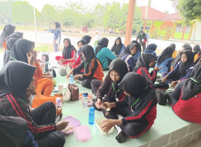 Saling Berbagi Itu Indah, Keseruan Makan Siang Bersama MATAMUDA MTsN 4 Bungo Saling Berbagi Itu Indah, Keseruan Makan Siang Bersama MATAMUDA MTsN 4 Bungo