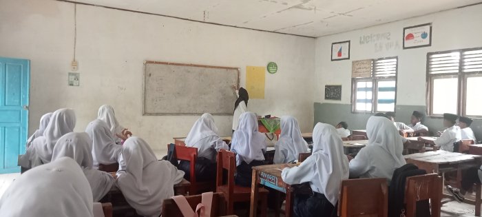 Matematika Menjadi Mudah: Siswa Kelas VIII C MTsN 4 Bungo Belajar Operasi Aljabar Bentuk Akar Matematika Menjadi Mudah: Siswa Kelas VIII C MTsN 4 Bungo Belajar Operasi Aljabar Bentuk Akar