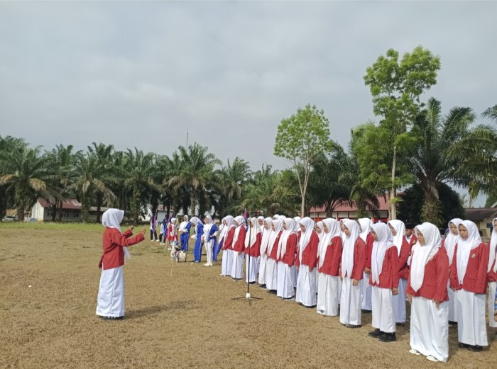 Paduan Suara MTsN 4 Bungo Sukses Kobarkan Semangat Kemerdekaan di Lapangan Dusun Daya Murni