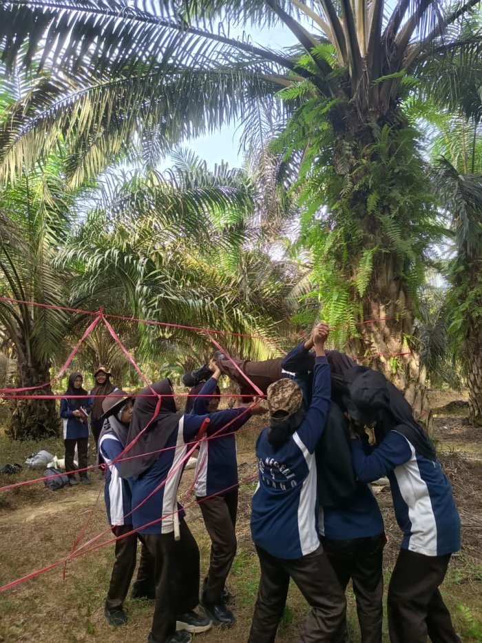 Pelaksanaan Halang Rintang: Uji Kerja Tim dan Ketangkasan Peserta Didik Pelaksanaan Halang Rintang: Uji Kerja Tim dan Ketangkasan Peserta Didik