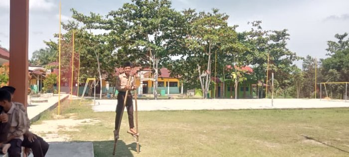 Menuju Jambore, Siswa MTsN 4 Bungo Mantapkan Latihan Egrang dengan Semangat Tinggi Menuju Jambore, Siswa MTsN 4 Bungo Mantapkan Latihan Egrang dengan Semangat Tinggi