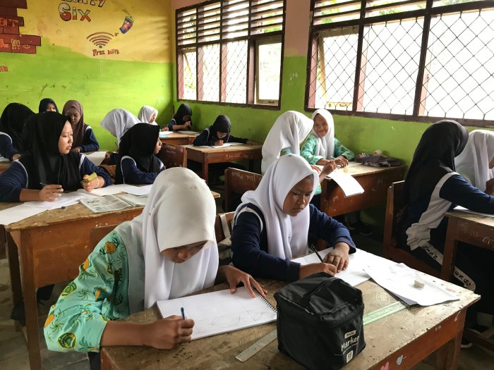 Ujian Praktik Seni Rupa Kelas 8A Berlangsung Penuh Kreativitas dan Keberanian