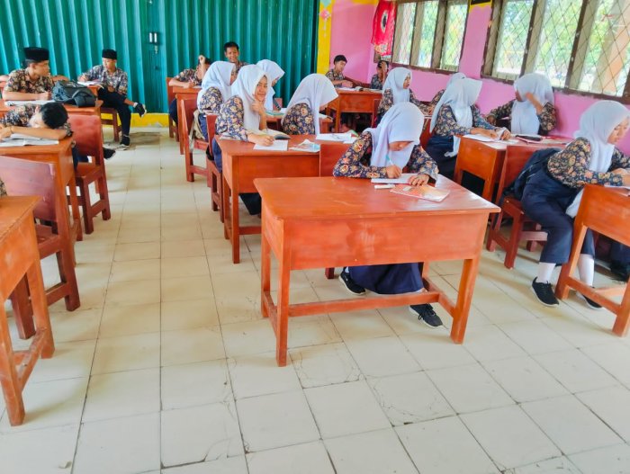 Kreatif dan Inspiratif, Siswa IX A Menulis Recount Text Berdasarkan Pengalaman Sendiri Kreatif dan Inspiratif, Siswa IX A Menulis Recount Text Berdasarkan Pengalaman Sendiri