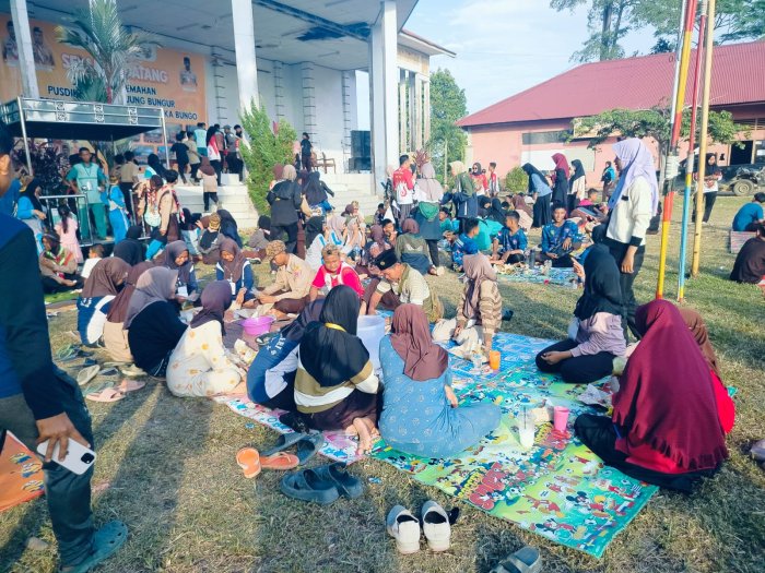 Peserta Jambore Cabang MTsN 4 Bungo Gelar Acara Makan Bersama Saling Berbagi Antar Sesama