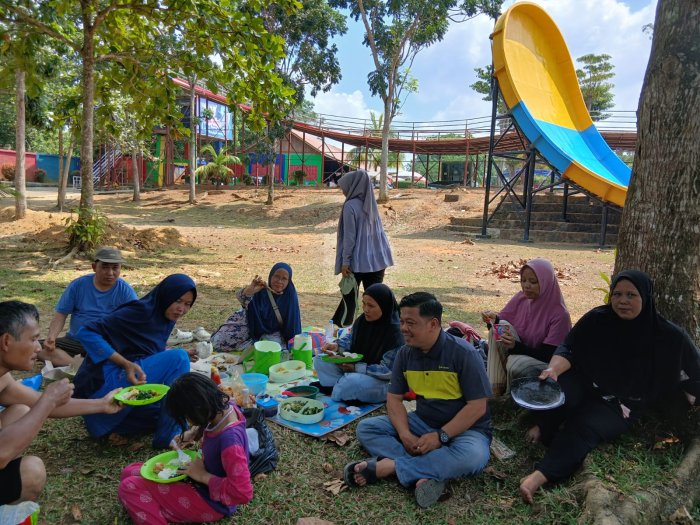 Eratkan Silaturahmi, Majelis Guru MTsN 4 Bungo Boyong Keluarga Liburan ke Semagi Waterpark