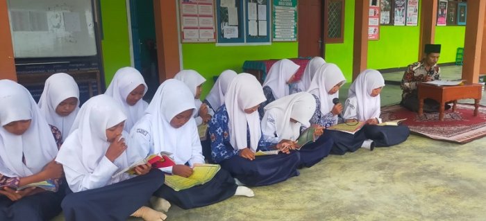 Gema Doa Hasantukum Bilhayyil Qayyum Awali Pagi Syahdu di MTsN 4 Bungo Gema Doa Hasantukum Bilhayyil Qayyum Awali Pagi Syahdu di MTsN 4 Bungo