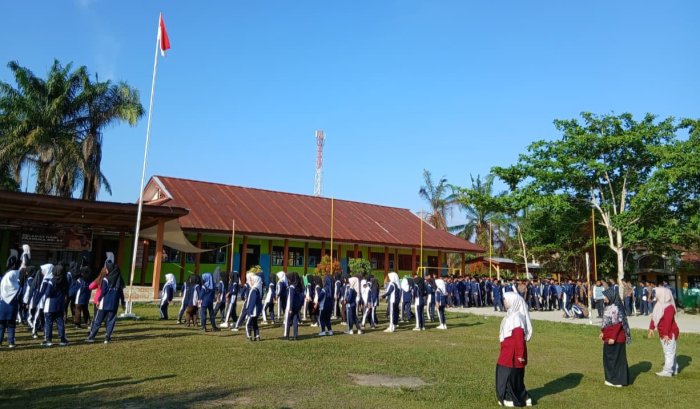 Gerak Serentak, Hati Menyatu: Guru dan Siswa MTsN 4 Bungo dalam Senam Kebugaran