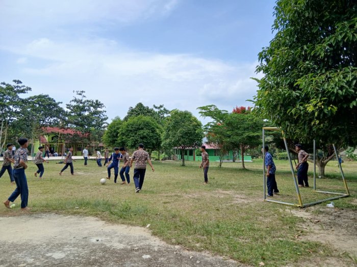 Pembelajaran PJOK yang Aktif dan Bermakna, Praktik Futsal Hidupkan Semangat Siswa Kelas IX C MTsN 4 Bungo