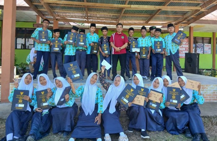 MTsN 4 Bungo Bagikan Raport Semester Ganjil: Apresiasi Prestasi, Pacu Semangat Raih Cita-Cita Siswa