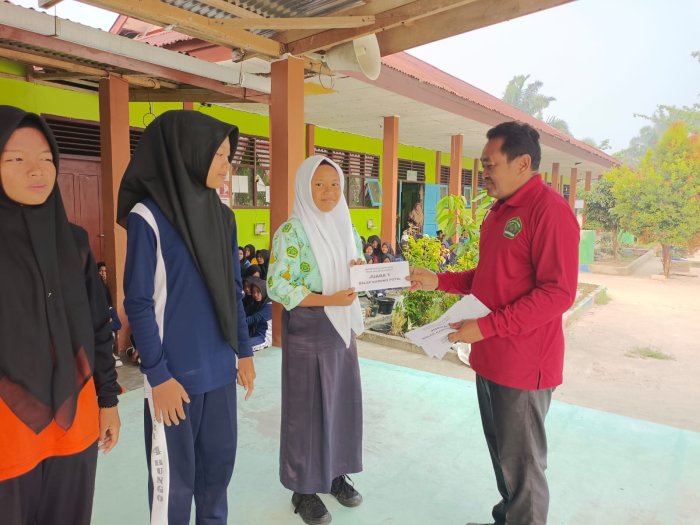Apresiasi Srikandi Tercepat! Pembina OSIM MTsN 4 Bungo Serahkan Hadiah Juara Estafet Balap Karung Putri