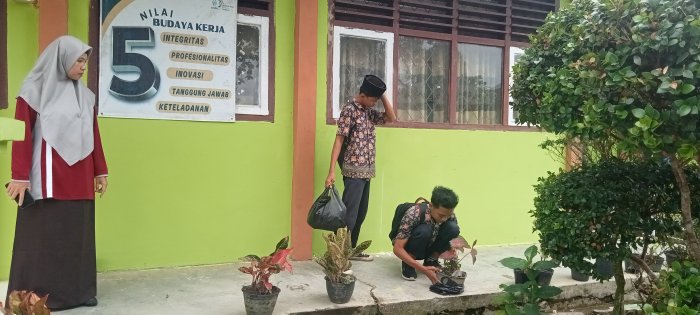 Ciptakan Madrasah Asri, Ibu Kaur TU Dorong Siswa Jaga dan Siram Tanaman Ciptakan Madrasah Asri, Ibu Kaur TU Dorong Siswa Jaga dan Siram Tanaman