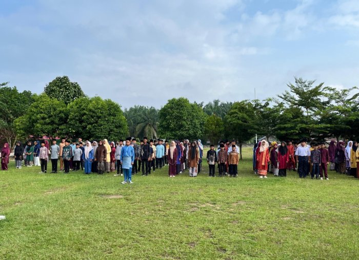 MTsN 4 Bungo Peringati HUT Provinsi Jambi ke-69 dengan Balutan Baju Adat Melayu MTsN 4 Bungo Peringati HUT Provinsi Jambi ke-69 dengan Balutan Baju Adat Melayu