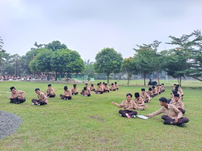 Uji Mental dan Kelancaran, Siswa MTsN 4 Bungo Ikuti Ujian Ekstrakurikuler Qiraatul Kutub di Lapangan Terbuka Uji Mental dan Kelancaran, Siswa MTsN 4 Bungo Ikuti Ujian Ekstrakurikuler Qiraatul Kutub di Lapangan Terbuka