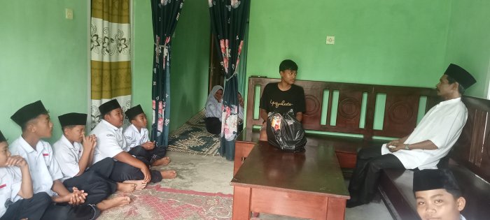 Tradisi Penuh Makna, Wali Kelas dan Siswa VII B MTsN 4 Bungo Jenguk Teman Sakit Tradisi Penuh Makna, Wali Kelas dan Siswa VII B MTsN 4 Bungo Jenguk Teman Sakit