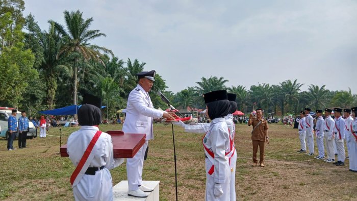 Tampil Memukau, Paskibra MTsN 4 Bungo Sukses Kibarkan Sang Merah Putih pada Upacara HUT RI ke-81 di Daya Murni