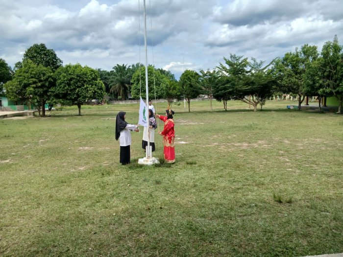 Menjelang 25 November: Guru MTsN 4 Bungo Latihan Upacara dengan Penuh Kekompakan