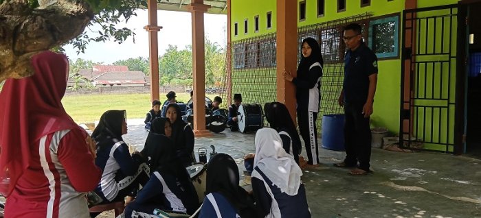 Kepala MTsN 4 Bungo Tinjau Kelayakan Alat Drumband Kepala MTsN 4 Bungo Tinjau Kelayakan Alat Drumband