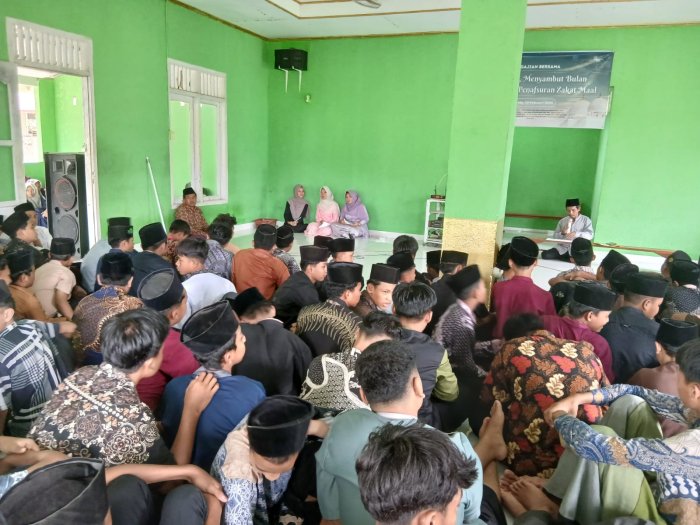 Lestarikan Tradisi Literasi Islam, Pembina Keagamaan MTsN 4 Bungo Bedah Kitab Nazham Amsilati