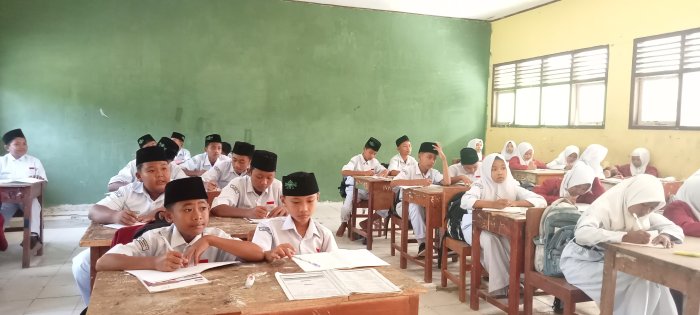 Kelas VII B MTsN 4 Bungo: Semangat dan Antusiasme dalam Belajar Bahasa Inggris
