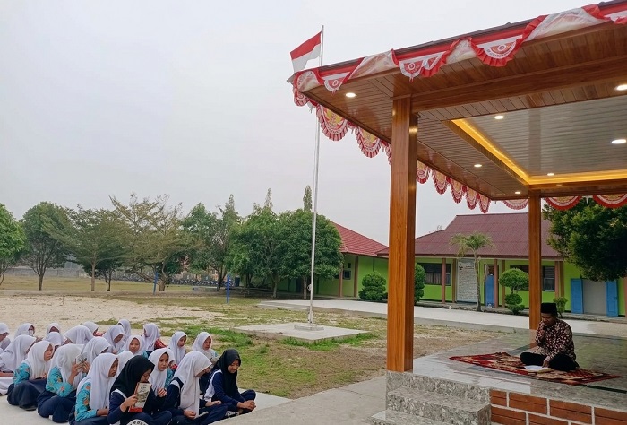 Dedikasi Tanpa Lelah: Slamet Riyadi Istiqomah Bimbing Keagamaan Siswa MTsN 4 Bungo Sejak Pagi