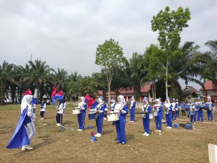 Harmoni Nada di Puncak Kemerdekaan: Marching Band MTsN 4 Bungo Sukses Iringi Upacara HUT RI ke-81