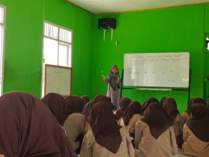 Siswi Putri MTsN 4 Bungo Asah Kemampuan Menulis Pegon Bersama Ibu Ita Mustainna, M.Pd Siswi Putri MTsN 4 Bungo Asah Kemampuan Menulis Pegon Bersama Ibu Ita Mustainna, M.Pd