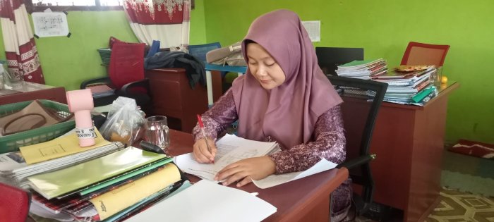 Telaten di Waktu Luang, Ibu Erni Lestari Koreksi Tugas TTS Bahasa Indonesia Telaten di Waktu Luang, Ibu Erni Lestari Koreksi Tugas TTS Bahasa Indonesia
