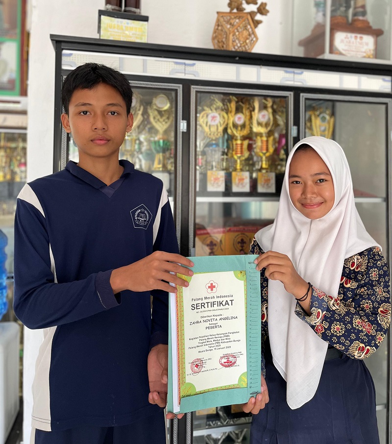 KELOMPOK PANGKALAN PMR MTSN 4 BUNGO MENGIKUTI PELATIHAN.