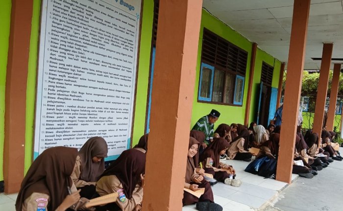 Siswa MTsN 4 Bungo Gelar Tadarus Pagi di Teras Madrasah Siswa MTsN 4 Bungo Gelar Tadarus Pagi di Teras Madrasah