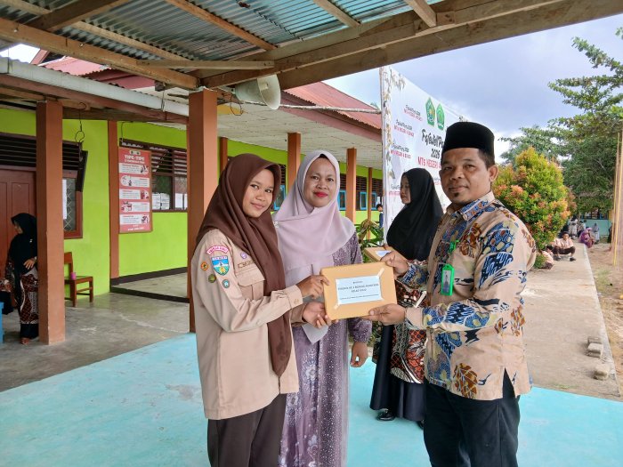 Picu Motivasi Belajar, Wali Kelas VIII D MTsN 4 Bungo Berikan Reward Bagi Siswa Berprestasi