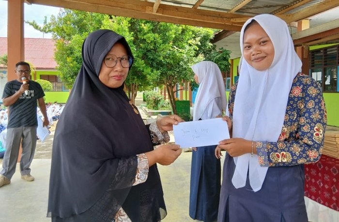 Hujan Hadiah di MTsN 4 Bungo: Apresiasi Bagi Sang Juara Voli dan Bakiak dalam Ajang Class Meeting 2025 Hujan Hadiah di MTsN 4 Bungo: Apresiasi Bagi Sang Juara Voli dan Bakiak dalam Ajang Class Meeting 2025