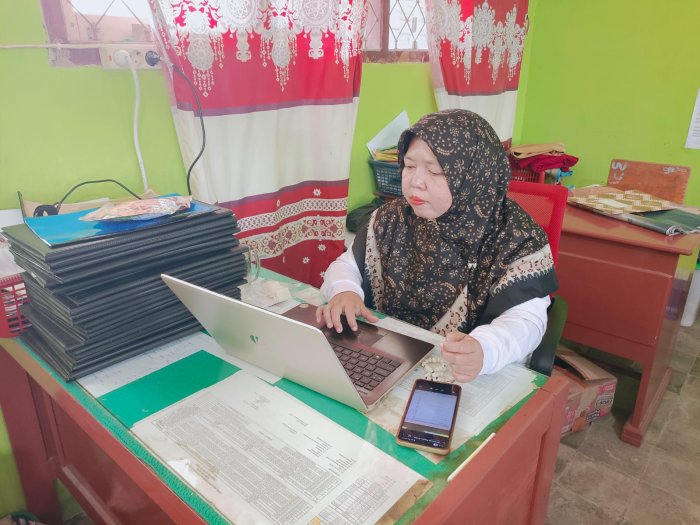 Kejar Target Akhir Tahun Ajaran, Wali Kelas 7A MTsN 4 Bungo Optimistis Rampungkan RDM Sebelum 16 Juni