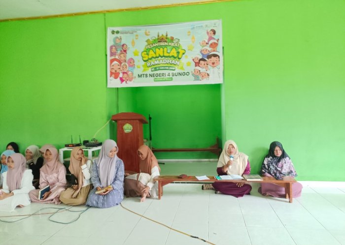 Hari Ketiga Pesantren Ramadhan Siswa-Siswi MTsN 4 Bungo Laksanakan Tadarus Al-Quran Bersama-Sama Hari Ketiga Pesantren Ramadhan Siswa-Siswi MTsN 4 Bungo Laksanakan Tadarus Al-Quran Bersama-Sama